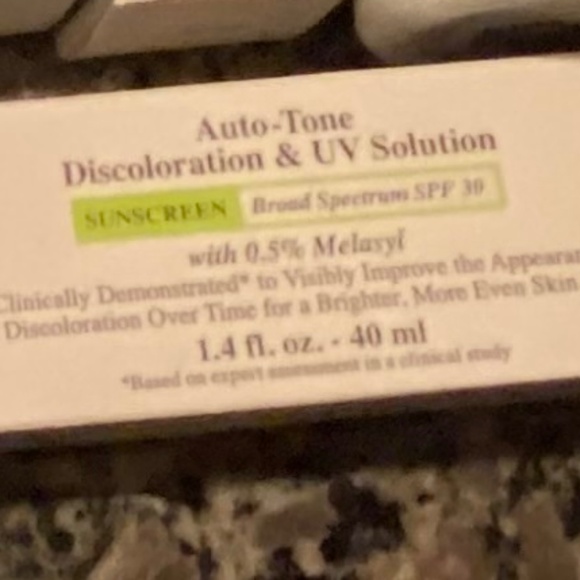 Kiehls Auto-tone Discoloration & UV Solution - Picture 1 of 2